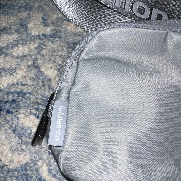 NWT Lululemon Silver Drop White Wordmark Logo Everywhere Belt Bag - Picture 3 of 6